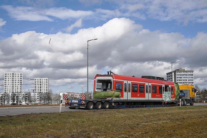 Am Samstag ist das Wrack des südlichen Triebkopfes auf einen Spezial-Tieflader verladen und über die B 11 und durch München zur Firma Schmidbauer nach Gräfelfing transportiert worden.
