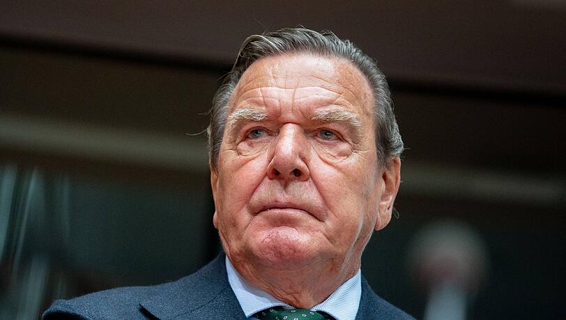 Gerhard Schröder pflegt nach wie vor eine freundschaftliche Verbindung zu Russlands Präsidenten Wladimir Putin.