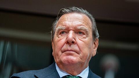 Gerhard Schröder pflegt nach wie vor eine freundschaftliche Verbindung zu Russlands Präsidenten Wladimir Putin.