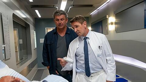 "Der Bergdoktor: Paradies": Dr. Martin Gruber (Hans Sigl, l.) und Dr. Alexander Kahnweiler (Mark Keller) kümmern sich um Patient Alois Bachmeier (C.C. Weinberger).