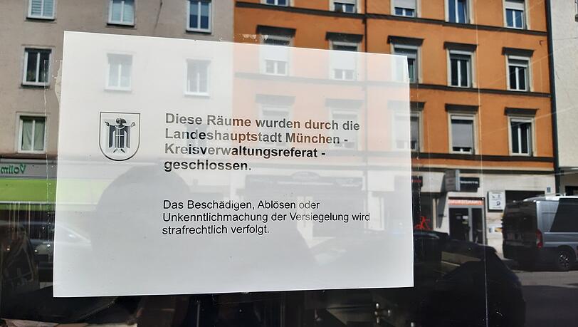 Ein Zettel vom KVR im Fenster informiert über die Schließung der "Türkitch"-Filiale.