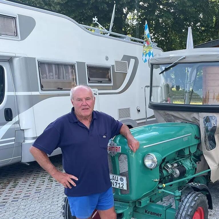 Georg Kölbel mit seinem Gefährt. Damit will er bis zum Großglockner.