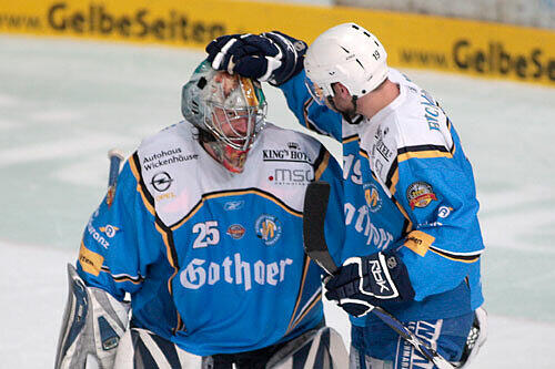Brandon Dietrich gratuliert Sebastian Elwing