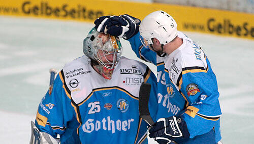 Brandon Dietrich gratuliert Sebastian Elwing Brandon Dietrich gratuliert Sebastian Elwing