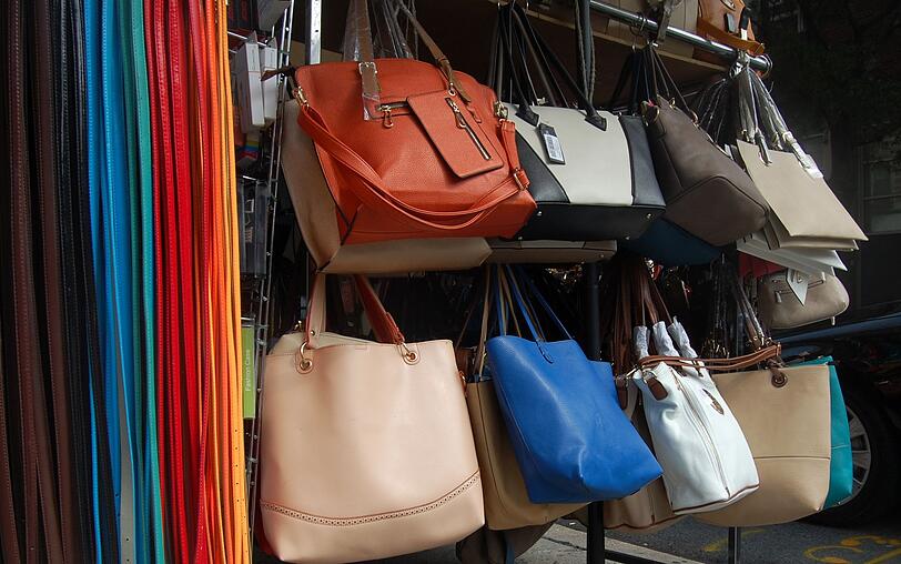 Tierfreundlicher ist es da schon, auf Kunstlederprodukte zurückzugreifen. Doch Vorsicht: Nur weil für diese Schuhe oder Taschen kein Tier sterben musste, ist das Produkt nicht gleich umweltfreundlich! Die Kunstlederproduktion kann nämlich sehr Erdöl-intensiv sein. Tierfreundlicher ist es da schon, auf Kunstlederprodukte zurückzugreifen. Doch Vorsicht: Nur weil für diese Schuhe oder Taschen kein Tier sterben musste, ist das Produkt nicht gleich umweltfreundlich! Die Kunstlederproduktion kann nämlich sehr Erdöl-intensiv sein.