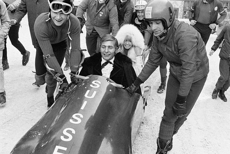 Sachs mit Mirja Larsson in einem Bob.