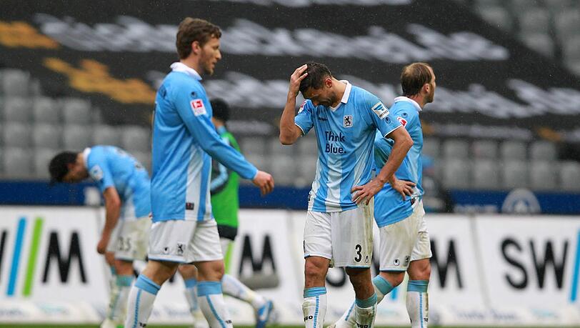 Geknickte Löwenspieler nach der 0:1-Niederlage gegen Kaiserslautern. Geknickte Löwenspieler nach der 0:1-Niederlage gegen Kaiserslautern.