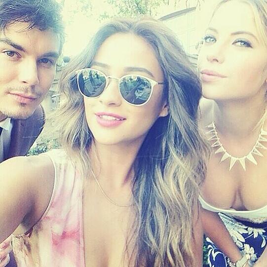 Ashley Benson mit einem Pool Selfie mit zwei Freundinnen. Darunter ein "?"-Symbol
