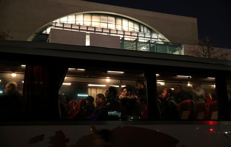 Aus Protest gegen die Flüchtlingspolitik von Kanzlerin Angela Merkel  hat Landrat Peter Dreier 31 Flüchtlinge mit einem Bus zum Kanzleramt bringen lassen.