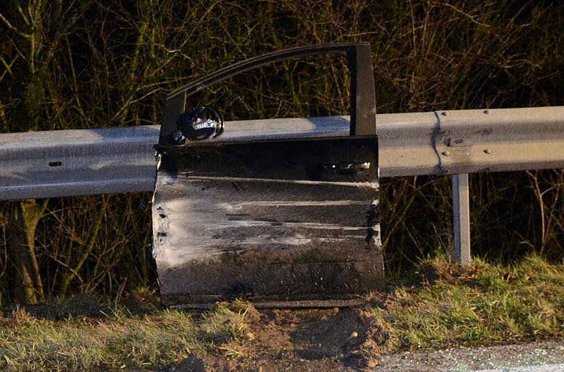 Bilder vom Verkehrsunfall bei Vilsbiburg: Der Mann fuhr mit seinem Auto in eine Leitplanke und wurde in seinem Wagen eingeklemmt.