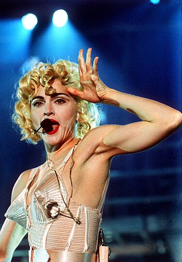 Legendärer Look: Goldenes Korsett und Kegel-BH zu "Like A Virgin" sind von Jean Paul Gaultier.