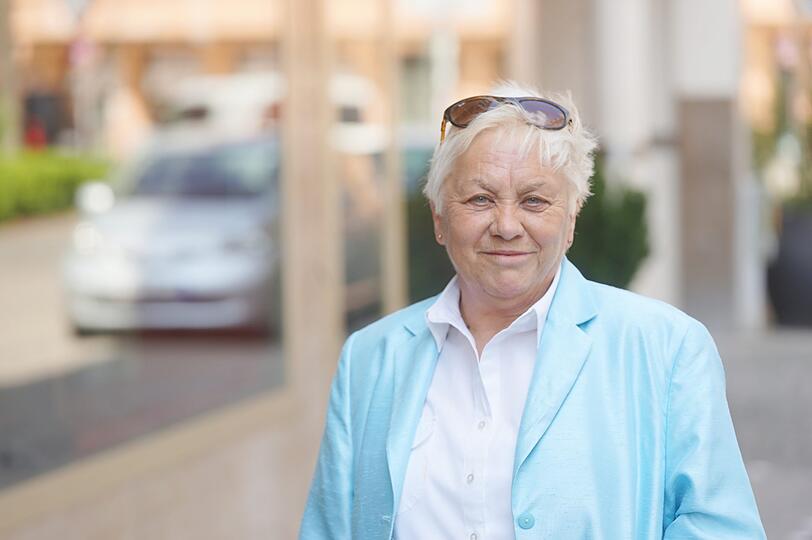 Christa Rutscher (64), Rentnerin: "Sobald die Krise vorbei ist, werde ich richtig ausgiebig ausgehen und das Leben genießen. Ich werde tanzen zu Schlagern wie ,Atemlos&rsquo;. Dann werde ich mich wieder frei fühlen. Ich wünsche mir, wieder weggehen und shoppen zu können. Ich befürchte jedoch, dass die Corona-Zeit deutlich länger andauern wird als mir lieb ist, womöglich sogar bis Ende des Jahres. Ich vermisse den sozialen Kontakt und Umarmungen."