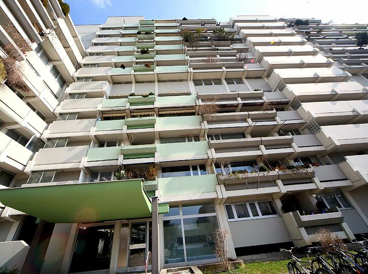 In diesem Wohnhaus hat die Polizei die Leiche einer Frau entdeckt. Unfassbar: Acht Monate lang lag die Tote auf dem Sofa, die Tochter der Toten hatte den Körper einfach verwesen lassen. Grund: Kein Geld für die Beerdigung.