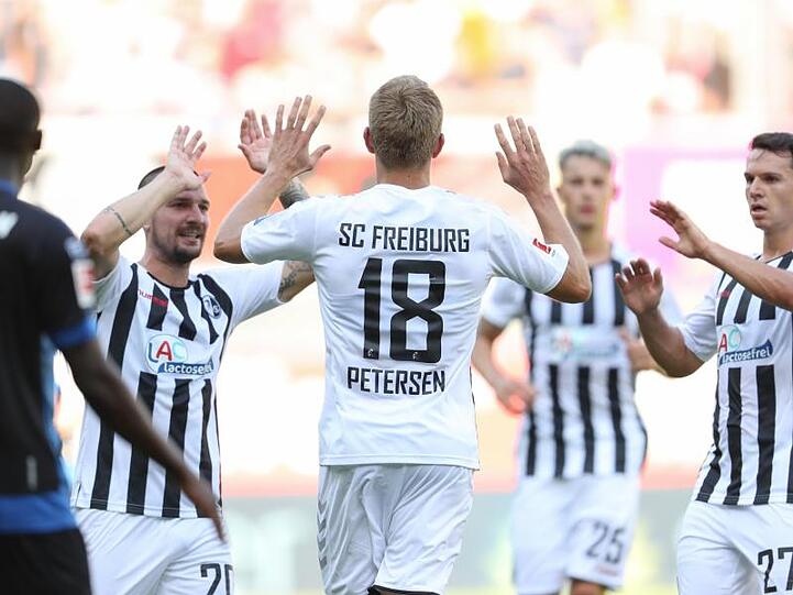 Freiburgs Torschütze Nils Petersen (M) feiert seinen Treffer zum 1:2 gegen den SC Paderborn.