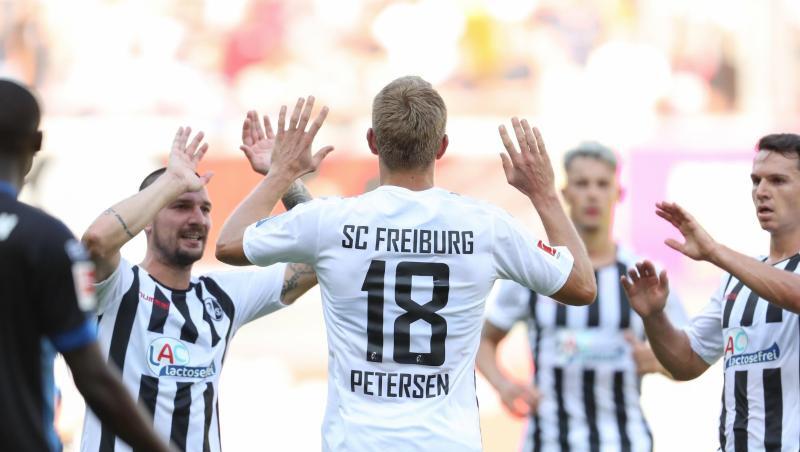 Freiburgs Torschütze Nils Petersen (M) feiert seinen Treffer zum 1:2 gegen den SC Paderborn. Freiburgs Torschütze Nils Petersen (M) feiert seinen Treffer zum 1:2 gegen den SC Paderborn.