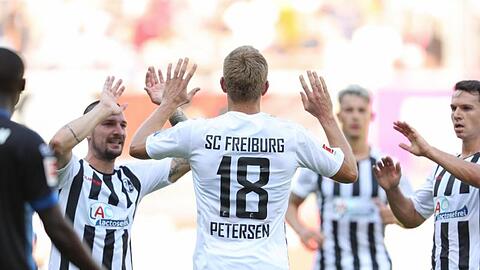 Freiburgs Torschütze Nils Petersen (M) feiert seinen Treffer zum 1:2 gegen den SC Paderborn.