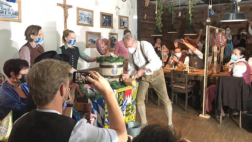 Alt-OB Christian Ude beim Anzapfen mit Maske. Alt-OB Christian Ude beim Anzapfen mit Maske.