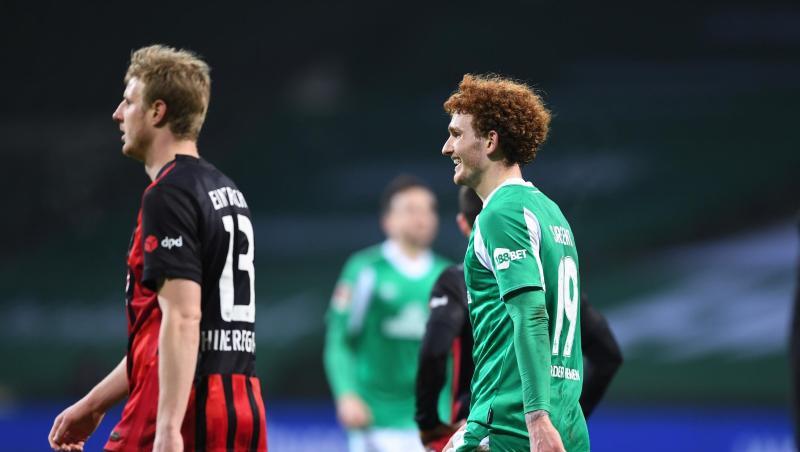 Nach seinem Treffer zeigt Joshua Sargent (M) von Werder Bremen ein breites Grinsen.
