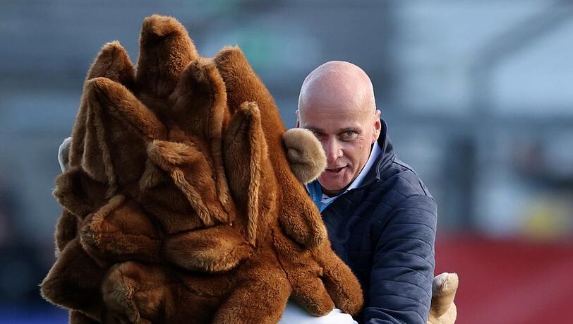 Ein Maskottchen hat er schon – und wann einen neuen Sportdirektor? TSV-1860-Präsident Robert Reisinger.