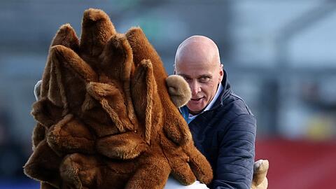 Ein Maskottchen hat er schon – und wann einen neuen Sportdirektor? TSV-1860-Präsident Robert Reisinger.