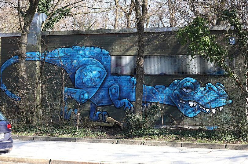 Luisenstraße 20: Hier hat ein blauer Drache sein Zuhause.