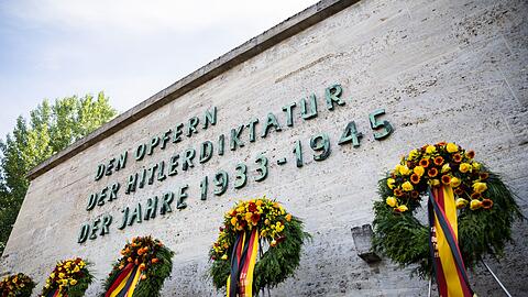 Gedenkkränze stehen am Ende einer Feierstunde der Bundesregierung sowie der Stiftung 20. Juli 1944 anlässlich des 78. Jahrestages des Attentats- und Umsturzversuchs gegen Hitler in der Gedenkstätte Berlin-Plötzensee. (Archivfoto)