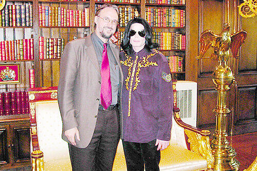 Goldene Lüster, Statuen, verschnörkelte Sofas und verzierte Buchrücken: In diesem Raum auf der Neverland-Ranch traf Karlheinz Brandenburg den King of Pop.