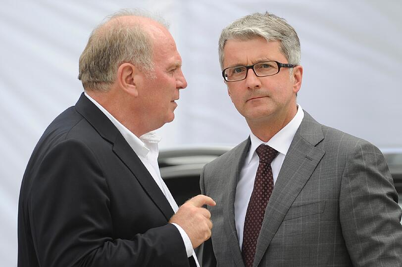 Der Praesident des FC Bayern Muenchen, Uli Hoeness (l.), und der Vorstandsvorsitzende des Automobilherstellers Audi, Rupert Stadler, unterhalten sich waehrend der Fahrzeuguebergabe an den FC Bayern Muenchen.