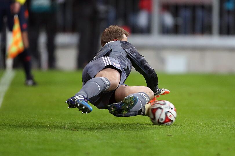 MANUEL NEUER. Note 2:
Hielt den von Boateng verschuldeten und von Choupo-Moting (schwach) geschossenen Strafstoß sogar fest. Hatte ansonsten trotz Unterzahl wenig zu tun. Beim Gegentor machtlos.