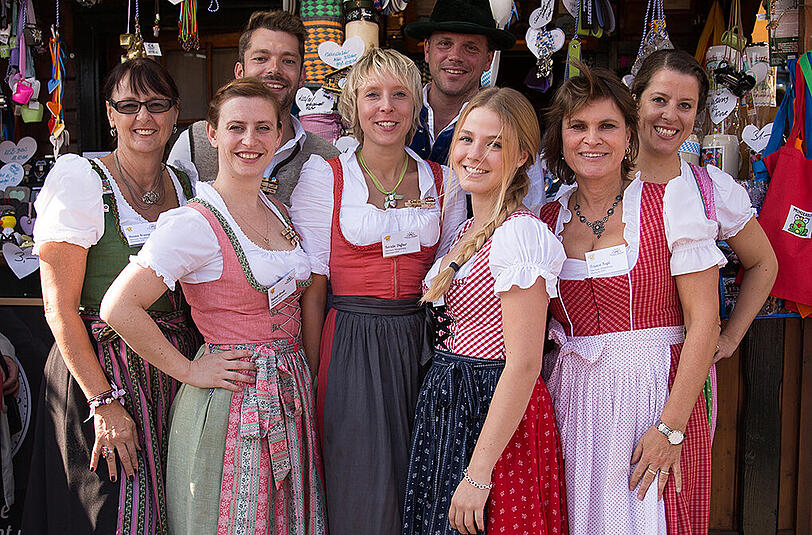 Kerstin Dufner (4. v. l.) mit ihrem Team: Sie kennen die Antworten auf Ihre Wiesn-Fragen.