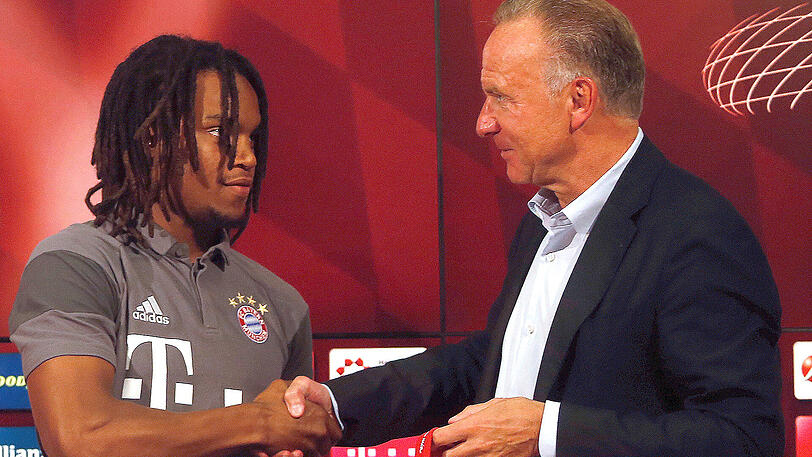 6. August 2016: Bayern-Vorstandsboss Karl-Heinz Rummenigge (rechts) mit Renato Sanches bei der offiziellen Präsentation des Portugiesen.