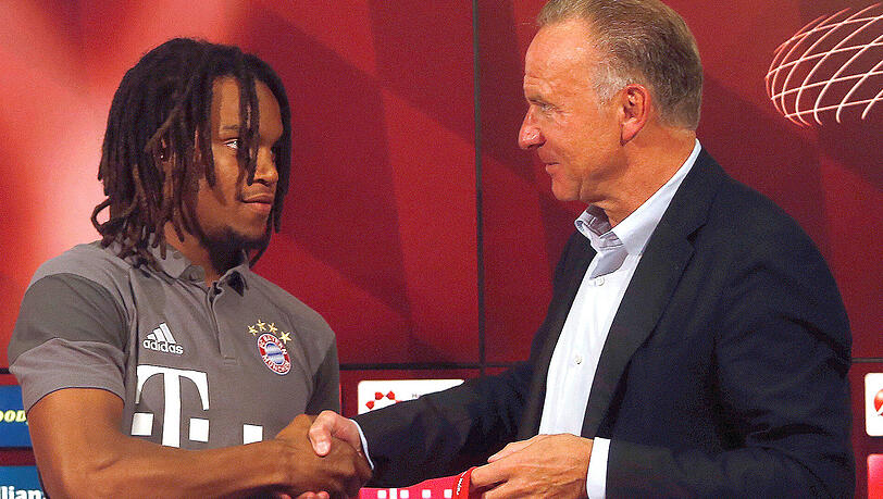 6. August 2016: Bayern-Vorstandsboss Karl-Heinz Rummenigge (rechts) mit Renato Sanches bei der offiziellen Präsentation des Portugiesen. 6. August 2016: Bayern-Vorstandsboss Karl-Heinz Rummenigge (rechts) mit Renato Sanches bei der offiziellen Präsentation des Portugiesen.