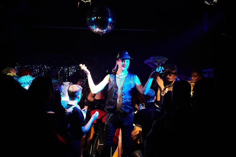 Auf dem rauschenden Ball im Folks Club wird Liebe und Vielfalt gefeiert.