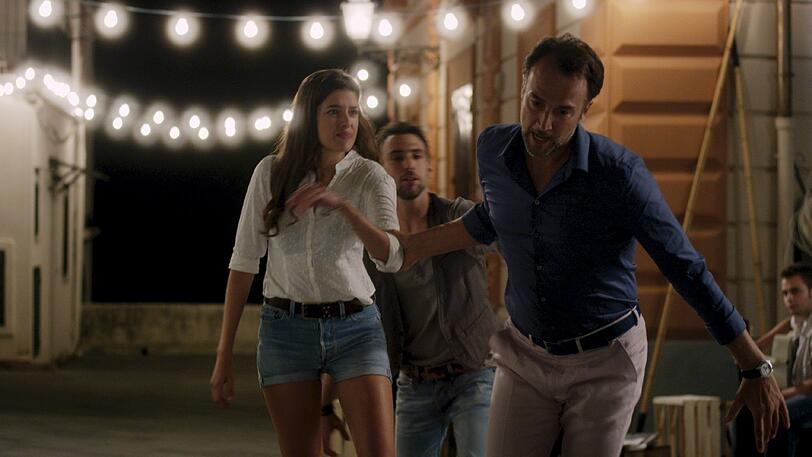 "Ein Sommer im Amalfi" ist der erste Film des Models, hier agiert sie mit Carlos Leal.
