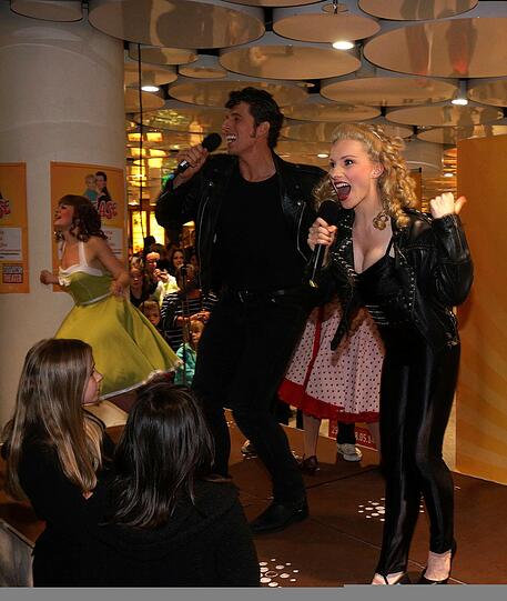 Das Deutsche Theater gibt im Stachus-Untergeschoss eine Kostprobe des Musicals "Grease" - die Bilder.