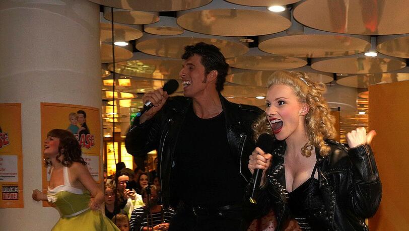 Das Deutsche Theater gibt im Stachus-Untergeschoss eine Kostprobe des Musicals "Grease" - die Bilder. Das Deutsche Theater gibt im Stachus-Untergeschoss eine Kostprobe des Musicals "Grease" - die Bilder.