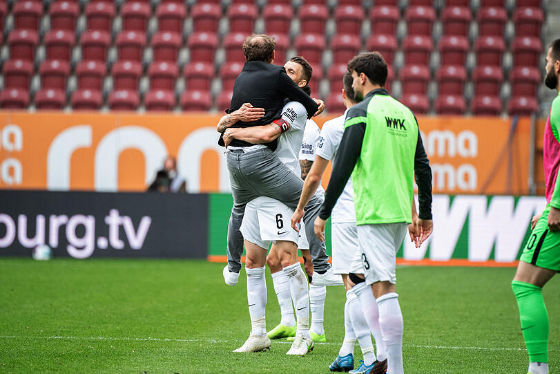 Hoch lebe der Retter: Der FCA und Trainer Markus Weinzierl.