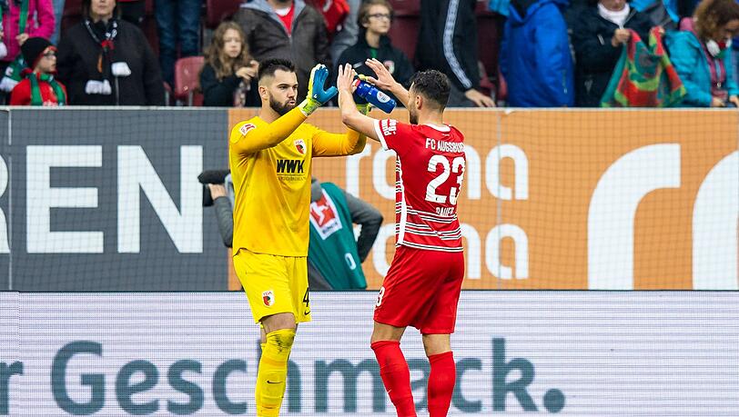 Augsburgs Torwart Tomas Koubek (l) und Augsburgs Maximilian Bauer (r) nach dem Spiel.
