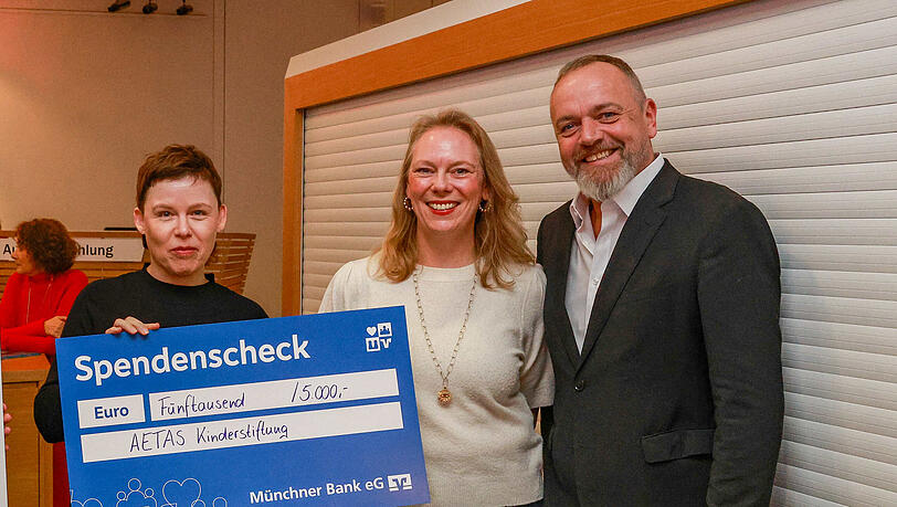 AZ-Chefredakteur Michael Schilling mit Tita Kern (links) und Stephanie Perret von der AETAS Kinderstiftung. AZ-Chefredakteur Michael Schilling mit Tita Kern (links) und Stephanie Perret von der AETAS Kinderstiftung.