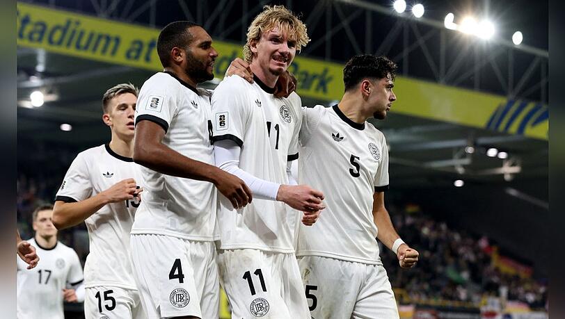 Deutschland gewinnt gegen Nordirland: Nick Woltemade wird von seinen Mitspielern zu seinem 1:0-Siegtreffer beglückwünscht.