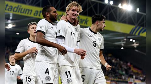Deutschland gewinnt gegen Nordirland: Nick Woltemade wird von seinen Mitspielern zu seinem 1:0-Siegtreffer beglückwünscht.