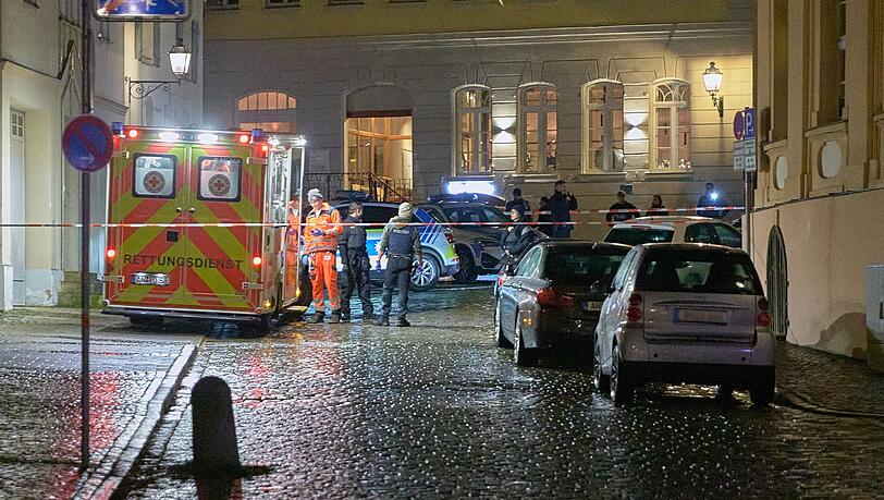 Mit einem Schuss ins Bein hat die Polizei in Ansbach am Samstag einen 47-Jährigen gestoppt, der ein Messer bei sich gehabt haben soll. Mit einem Schuss ins Bein hat die Polizei in Ansbach am Samstag einen 47-Jährigen gestoppt, der ein Messer bei sich gehabt haben soll.