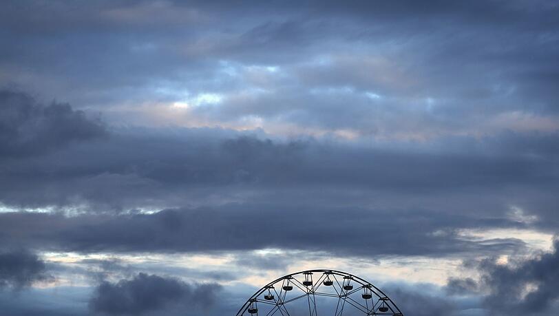 Der Mann stürzte bei Arbeiten an einem Riesenrad. (Symbolbild) Der Mann stürzte bei Arbeiten an einem Riesenrad. (Symbolbild)