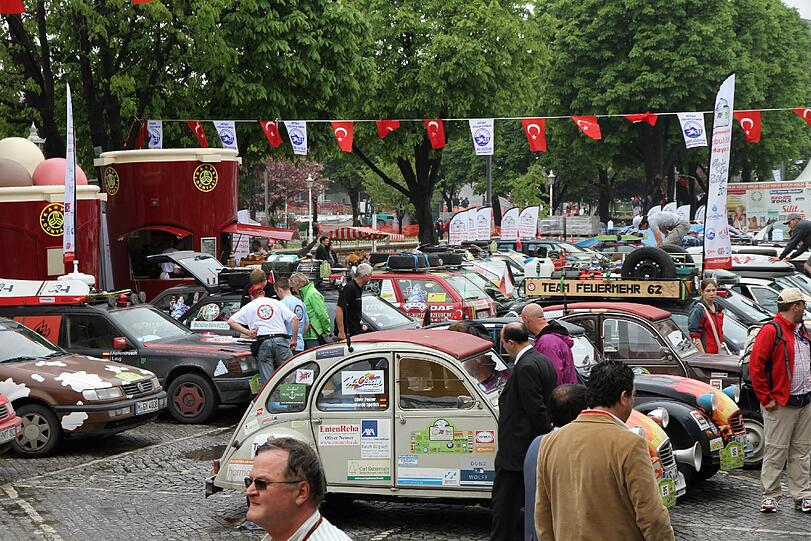 Zwischenstopp Istanbul:Passanten begutachten die Fahrzeuge der Allgäu-Ralley-Teilnehmer.