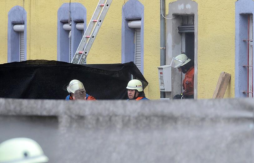 Mittlerweile sind Ermittler damit beschäftigt, die genauen Hintergründe für den verheerenden Großbrand in Backnang bei Stuttgart zu ermitteln, bei dem acht Menschen ums Leben kamen. Die Bilder.