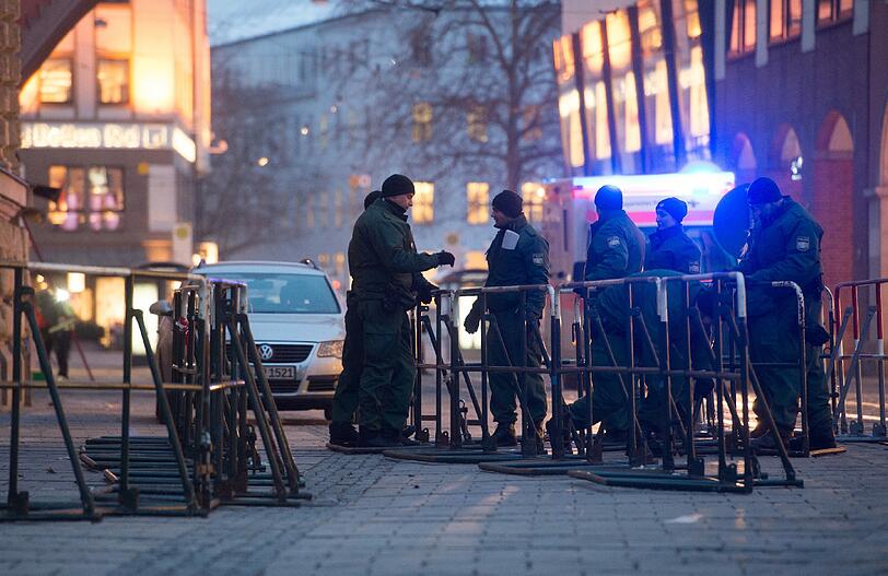 Am Freitag um 6 Uhr ging's los: Auf den Dächern sind Scharfschützen postiert. Absperrgitter blockieren die Zufahrtsstraßen. Rund um den Bayerischen Hof patrouillieren Polizisten mit Bombendetektoren und Spürhunden.