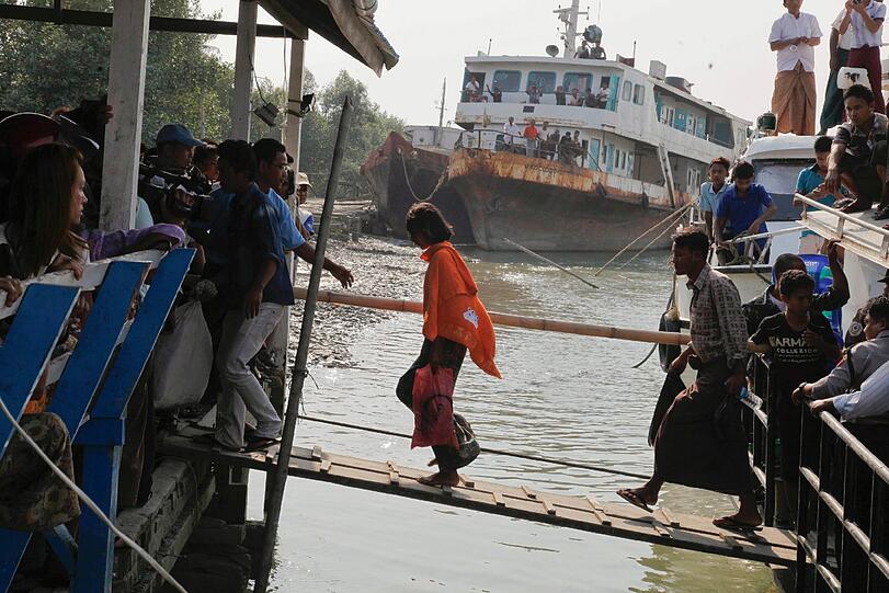 Vor der Küste von Myanmar haben riesige Wellen eine verrostete Doppeldecker-Fähre mit mehr als 200 Menschen an Bord zum Kentern gebracht und midestens 60 Menschen in den Tod gerissen.