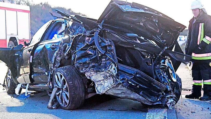 Abgerissene Motorhaube und Vorderrad, umherfliegende Fahrzeugteile - der Audi hat sich mehrfach überschlagen, bevor er zum Stehen kam.