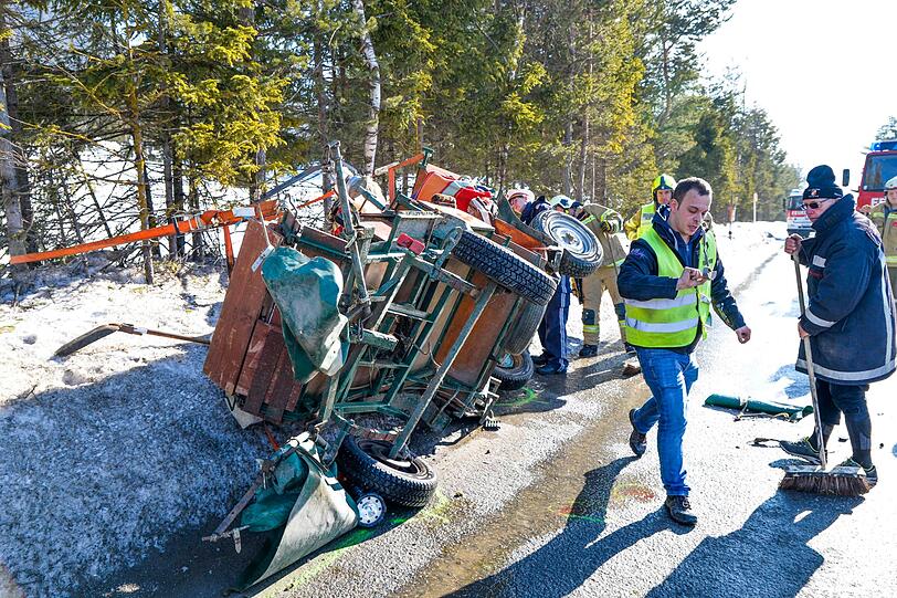 Bei einem Unfall mit einer Kutsche auf der Leutascher Straße in Reith bei Seefeld wurden vier Menschen verletzt. Die Bilder vom Unfallort.