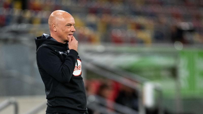 Uwe Rösler reagiert an der Seitenlinie.